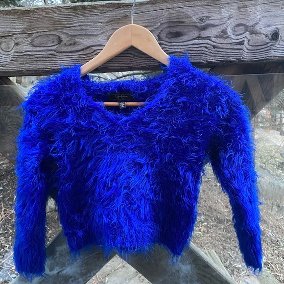 Y2K fuzzy cropped hoodie - Picture 9 of 11